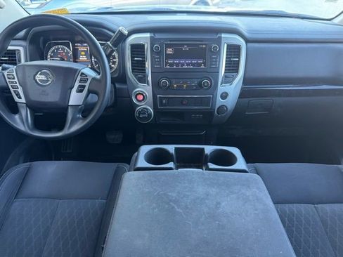 Used 2019 Nissan Titan SV image 3