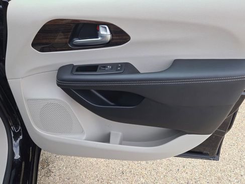 Used 2024 Chrysler Pacifica Limited image 5