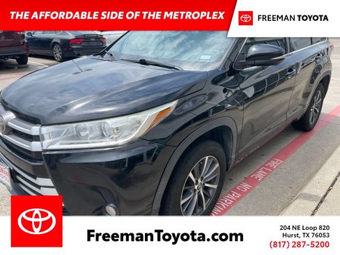 Used 2017 Toyota Highlander XLE FWD image 1