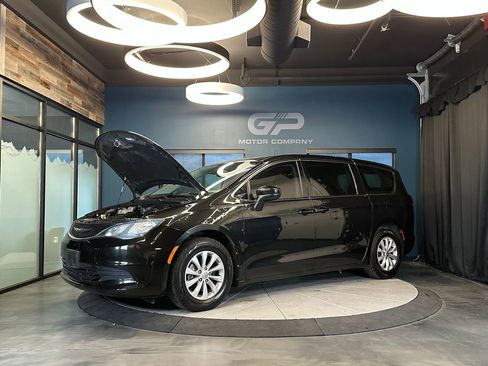 Used 2017 Chrysler Pacifica Touring image 23