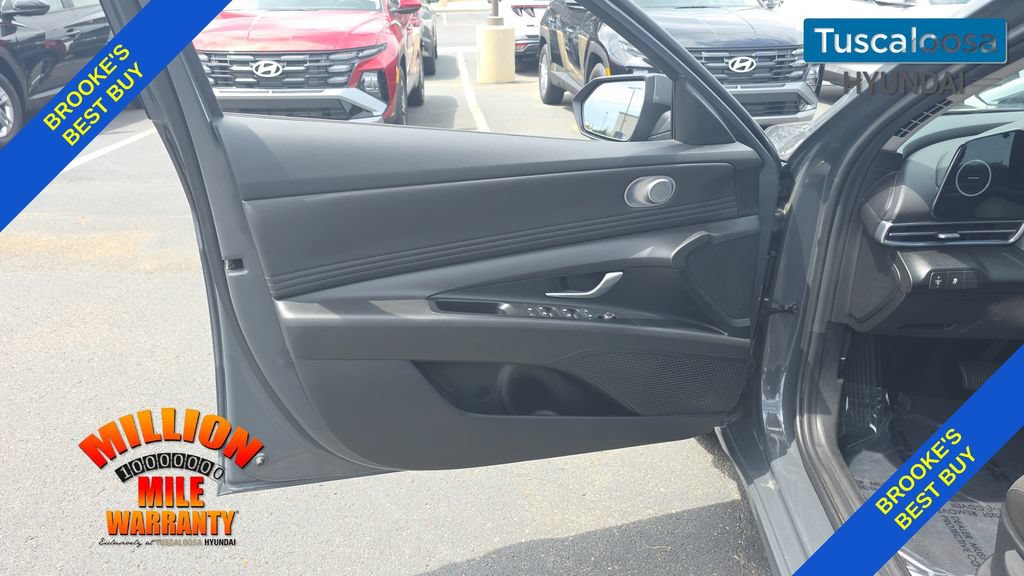 Used 2025 Hyundai Elantra SEL FWD image 12