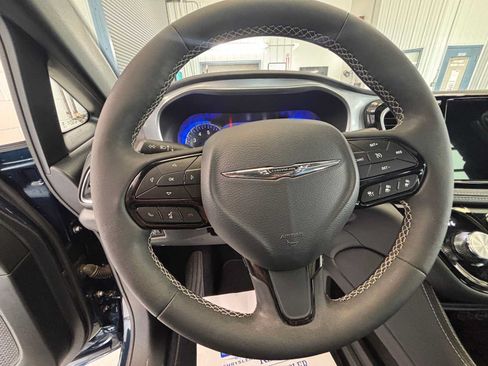 Used 2025 Chrysler Pacifica Limited AWD/4WD image 24