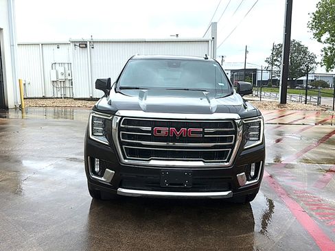 Used 2023 GMC Yukon XL SLT w/ SLT Premium Package image 3