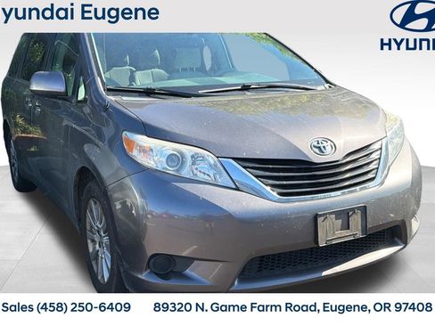 Used 2013 Toyota Sienna LE w/ Towing Pkg AWD/4WD image 1