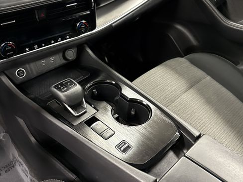 Used 2023 Nissan Rogue SV image 9