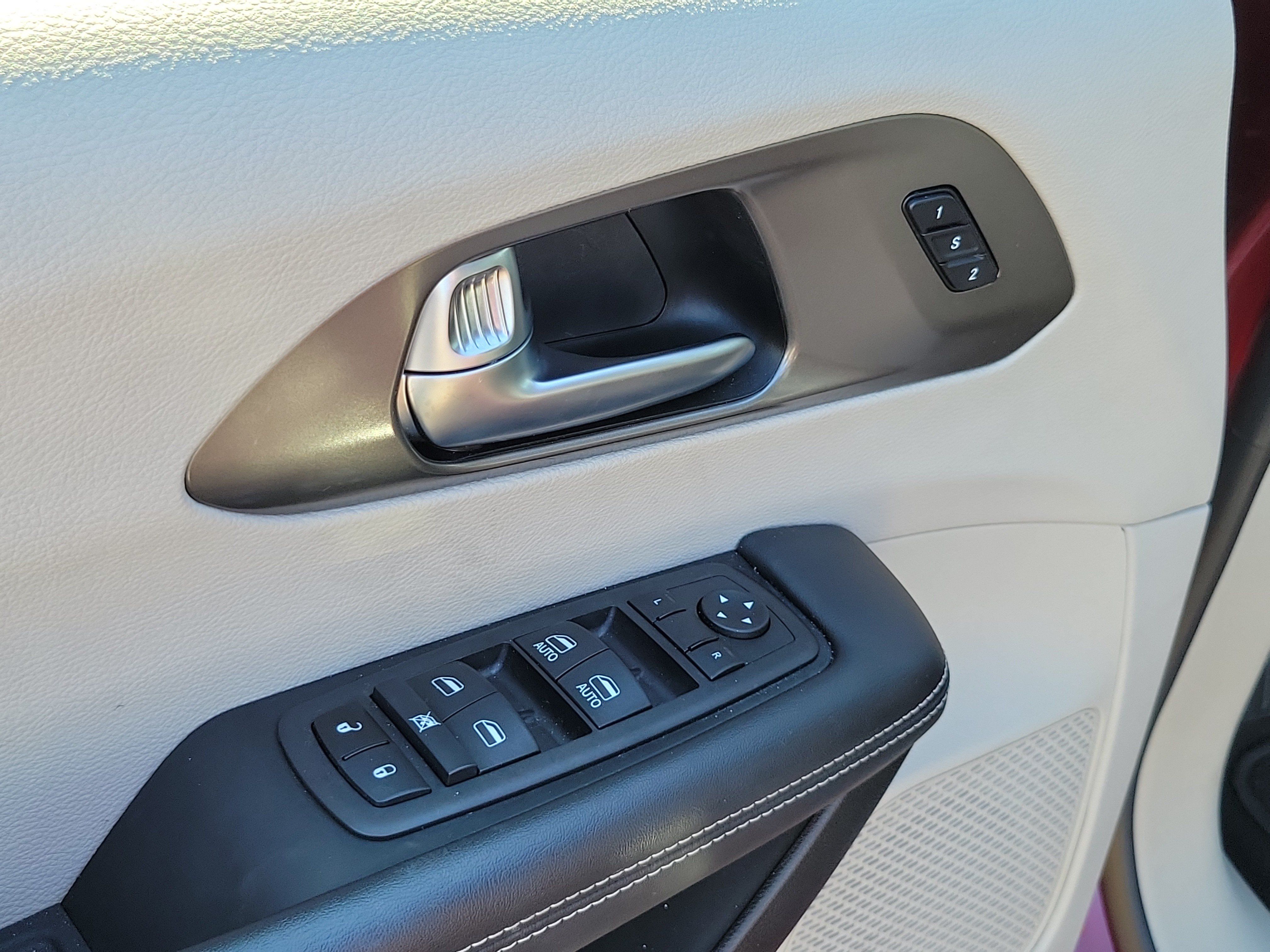 Used 2023 Chrysler Pacifica Touring-L FWD image 7