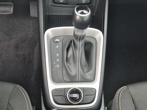 Used 2023 Hyundai Venue SEL w/ Cargo Package FWD image 27