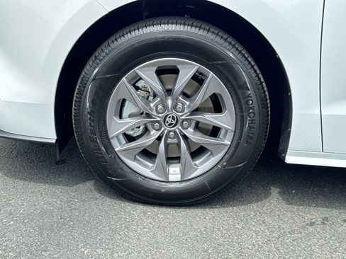 New 2026 Toyota Sienna LE FWD image 6