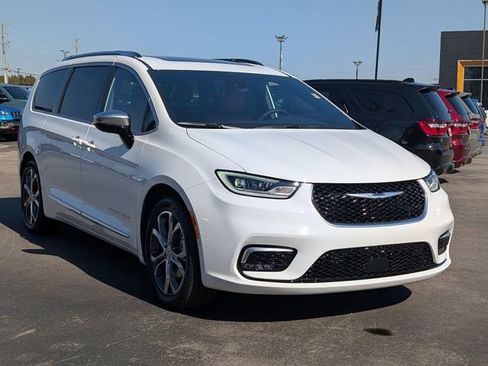 New 2026 Chrysler Pacifica Pinnacle image 2
