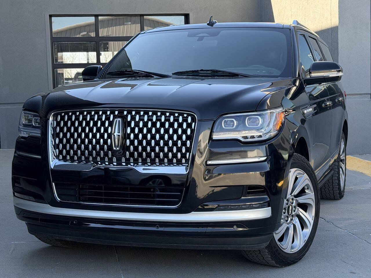 Used 2022 Lincoln Navigator Reserve AWD/4WD image 3
