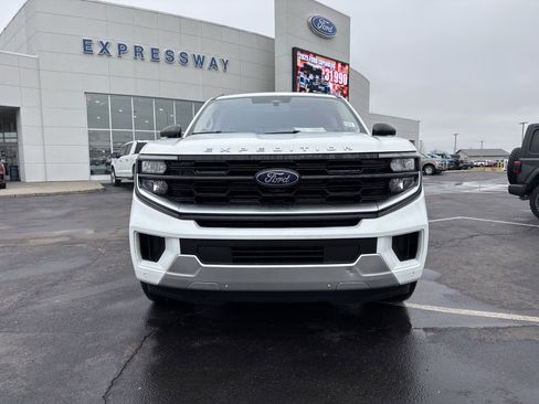 Used 2025 Ford Expedition Platinum w/ Driver's Package image 2