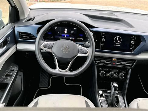 Used 2024 Volkswagen Taos SE image 6