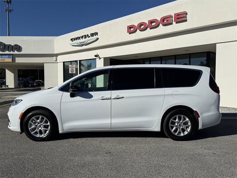 Used 2025 Chrysler Pacifica Select image 8
