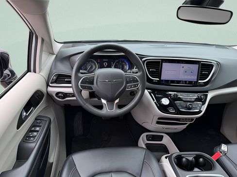 Used 2024 Chrysler Pacifica Touring-L FWD image 7