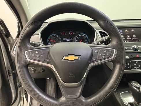 Used 2021 Chevrolet Equinox LS FWD image 17