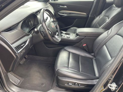 Used 2022 Cadillac XT4 Premium Luxury w/ Safety Alert Package FWD image 9