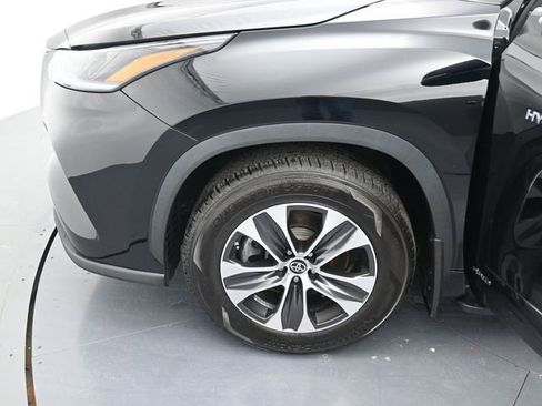 Used 2021 Toyota Highlander XLE image 9