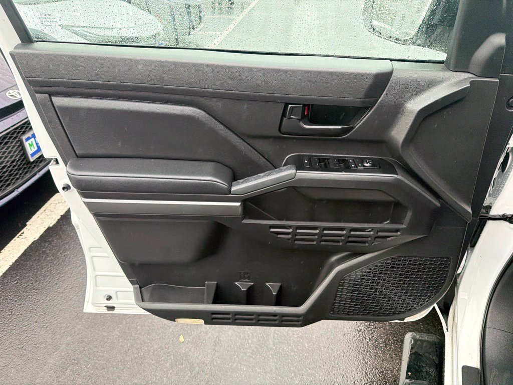Certified 2025 Toyota Tacoma SR5 AWD/4WD image 18