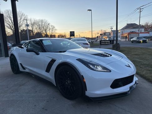 Used 2015 Chevrolet Corvette Z06 w/ 3LZ Preferred Equipment Group image 2