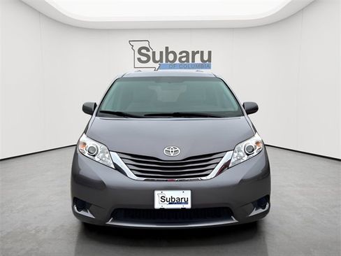 Used 2017 Toyota Sienna LE image 2