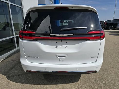 New 2026 Chrysler Pacifica Select image 4