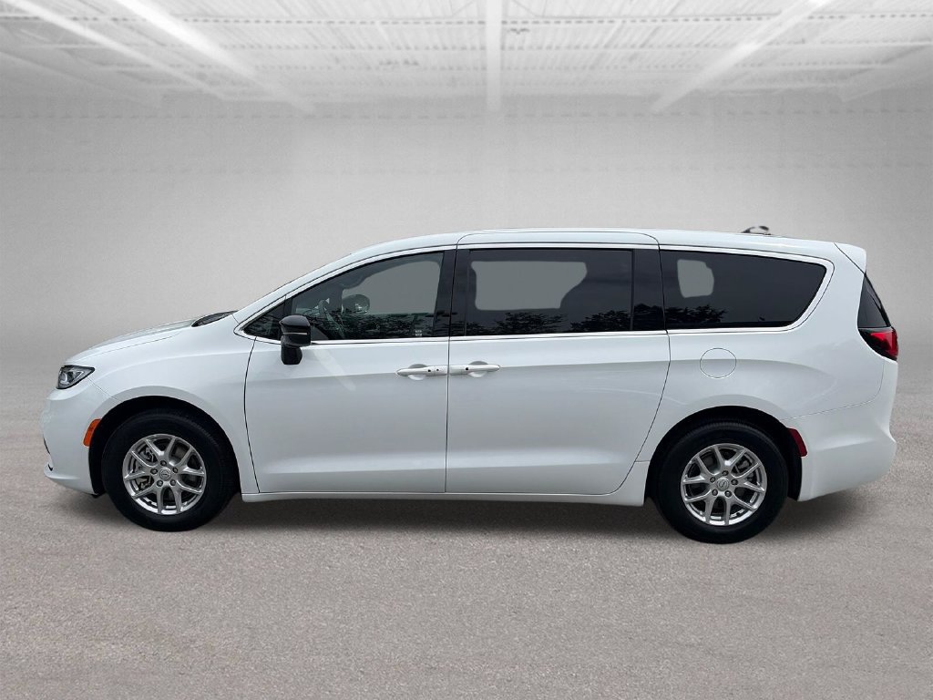 Used 2026 Chrysler Pacifica Select FWD image 3