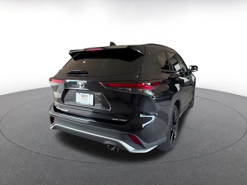 Used 2025 Toyota Highlander XSE AWD/4WD image 12