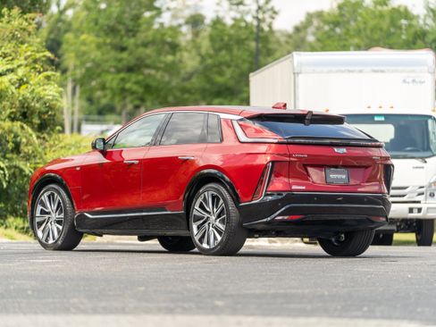 Used 2024 Cadillac Lyriq Luxury RWD image 3