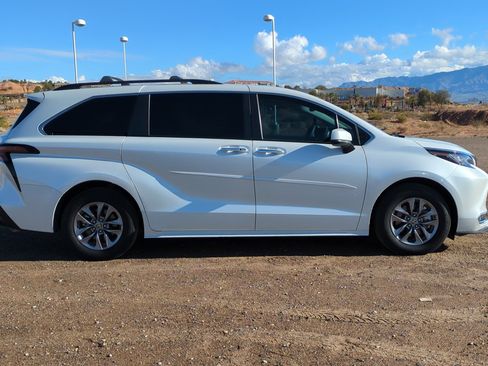Used 2023 Toyota Sienna XLE image 2