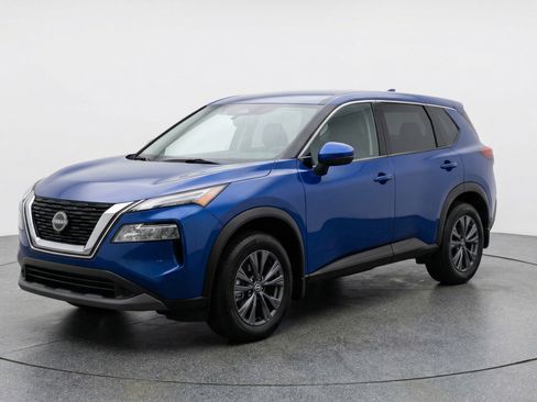 Used 2025 Nissan Rogue SV image 3