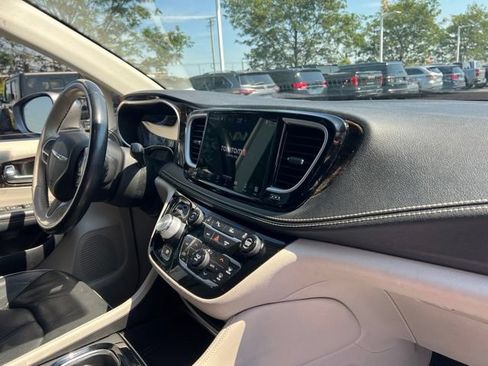 Used 2021 Chrysler Pacifica Limited AWD/4WD image 38