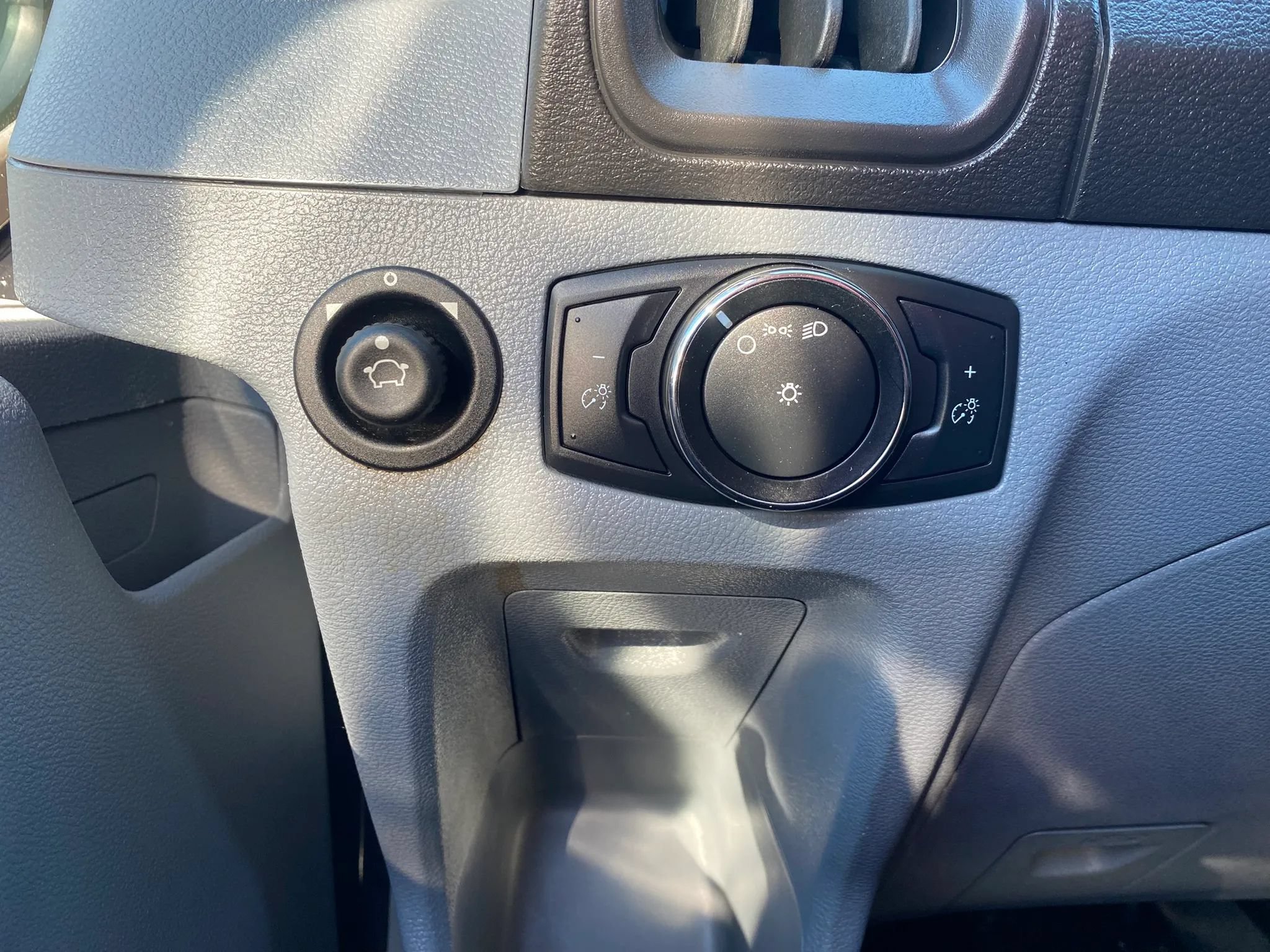 Used 2018 Ford Transit 150 130 Low Roof RWD image 18