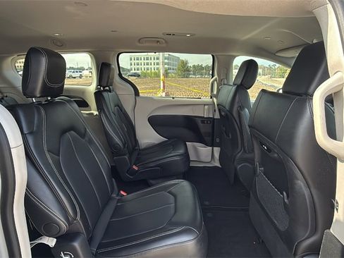 Used 2024 Chrysler Pacifica Touring-L image 29