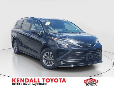 Used 2025 Toyota Sienna XLE image 1