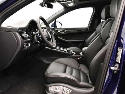 Certified 2026 Porsche Macan AWD/4WD image 5