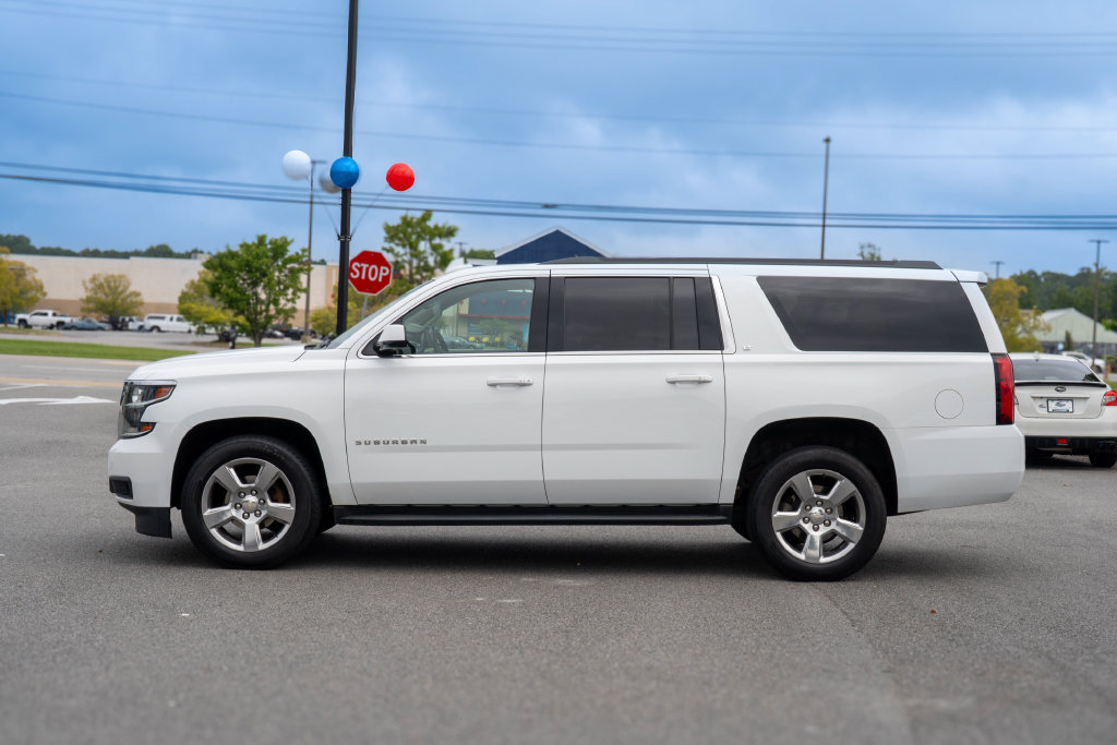 Used 2017 Chevrolet Suburban LT w/ Luxury Package AWD/4WD image 4