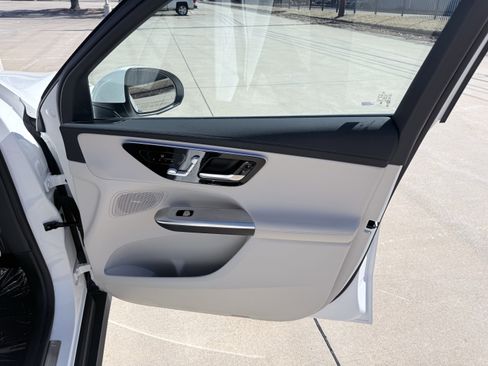 Used 2025 Mercedes-Benz GLC 300 4MATIC image 44