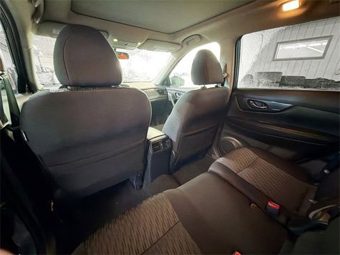 Used 2018 Nissan Rogue SV image 9