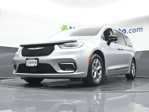 Used 2024 Chrysler Pacifica Limited image 6