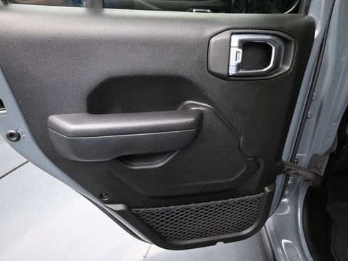 Used 2025 Jeep Wrangler Unlimited Rubicon AWD/4WD image 19