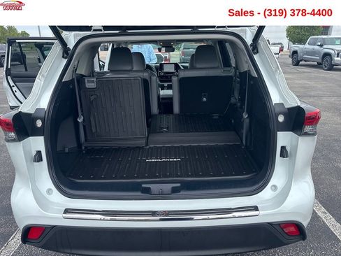 Used 2022 Toyota Highlander XLE AWD/4WD image 23
