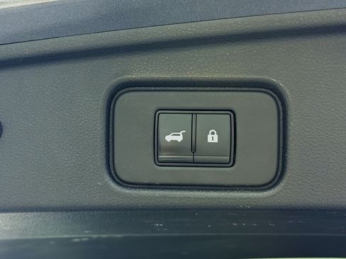 Used 2023 Nissan Pathfinder SV w/ SV Premium Package AWD/4WD image 31