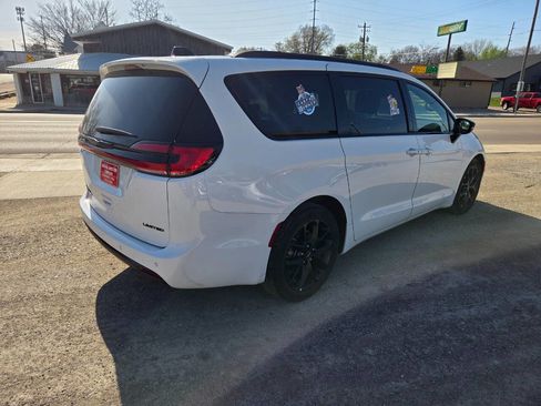 Used 2025 Chrysler Pacifica Limited FWD image 17