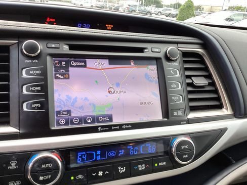 Used 2019 Toyota Highlander XLE FWD image 19