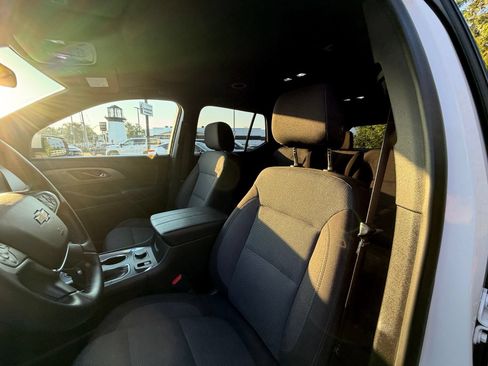 Used 2023 Chevrolet Traverse LT FWD image 11