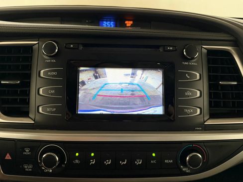 Used 2015 Toyota Highlander LE AWD/4WD image 19