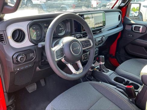 Used 2025 Jeep Wrangler Unlimited Sahara w/ Safety Group AWD/4WD image 5