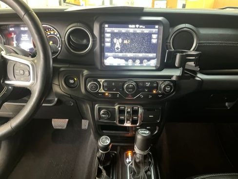 Used 2018 Jeep Wrangler Unlimited Sahara image 20