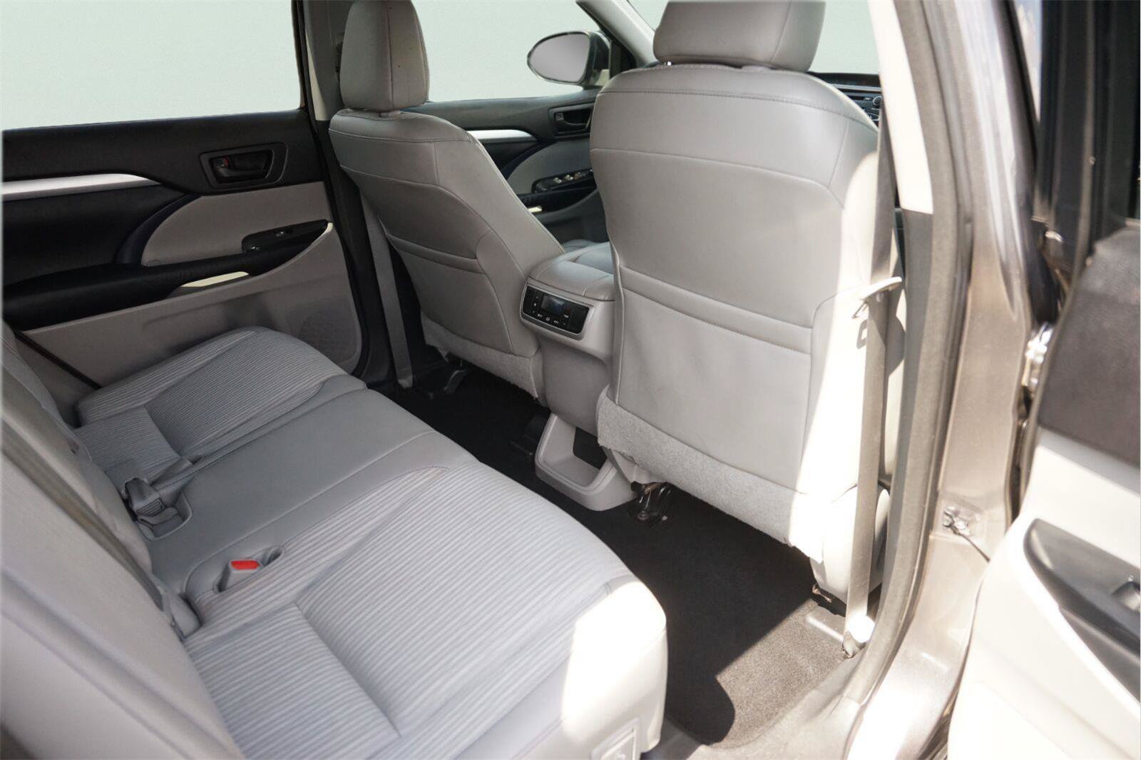 Used 2015 Toyota Highlander Plus FWD image 14