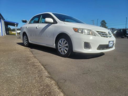 Used 2013 Toyota Corolla LE FWD image 8